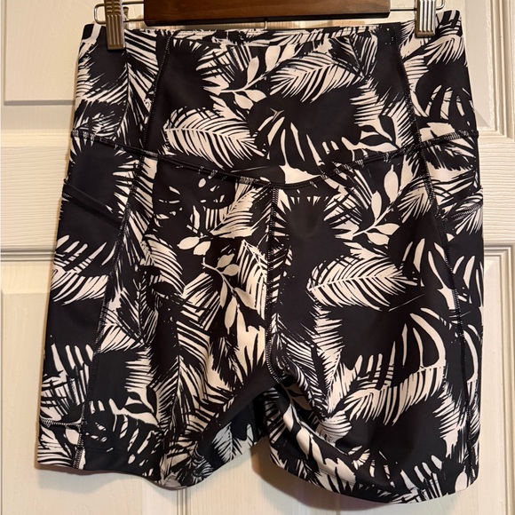 Old Navy Active PowerSoft Palm Print Biker Shorts - Picture 2 of 5